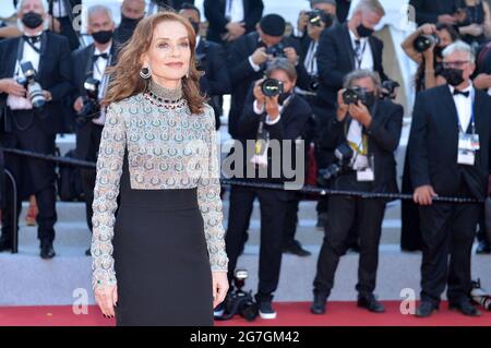 Cannes, Francia. 13 luglio 2021. Isabelle Huppert partecipa alla proiezione del film 'Aline - la voce dell'amore' durante il 74a Festival annuale del cinema di Cannes al Palais des Festivals. Credit: Stefanie Rex/dpa-Zentralbild/dpa/Alamy Live News Foto Stock