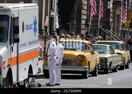 Cast e troupe su Cochrane Street, Glasgow, prima di filmare quello che si pensa sia il nuovo film dell'Indiana Jones 5 con Harrison Ford. Data immagine: Mercoledì 14 luglio 2021. Foto Stock