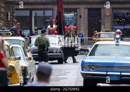 Cast e troupe su Cochrane Street, Glasgow, prima di filmare quello che si pensa sia il nuovo film dell'Indiana Jones 5 con Harrison Ford. Data immagine: Mercoledì 14 luglio 2021. Foto Stock