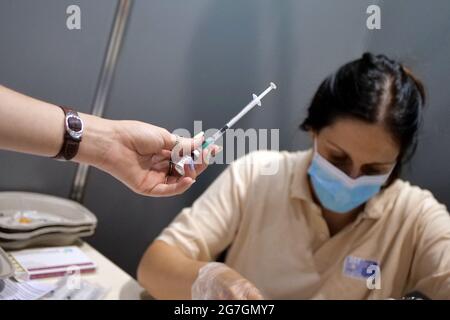 Italia, Regione Toscana, Arezzo, 13 luglio 2021 : emergenza Covid-19. Hub Pavilions della Fiera di Arezzo, campagna di vaccinazione anti Covid. Nella foto la preparazione del vaccino anti Covid Pfizer. Foto © Daiano Cristini/Sintesi/Alamy Live News Foto Stock