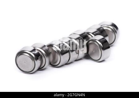 Gruppo di celle a bottone isolate su sfondo bianco. Batterie al litio da orologio di piccole dimensioni Foto Stock