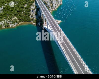 Vista aerea di Sibenski Most, ponte croato. Strada e auto. Sibenski, Croazia. Dalmazia centrale, dove il fiume Krka scorre nel Mare Adriatico Foto Stock