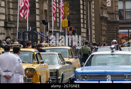 Cast e troupe su Cochrane Street, Glasgow, prima di filmare quello che si pensa sia il nuovo film dell'Indiana Jones 5 con Harrison Ford. Data immagine: Mercoledì 14 luglio 2021. Foto Stock