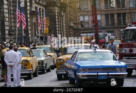 Cast e troupe su Cochrane Street, Glasgow, prima di filmare quello che si pensa sia il nuovo film dell'Indiana Jones 5 con Harrison Ford. Data immagine: Mercoledì 14 luglio 2021. Foto Stock