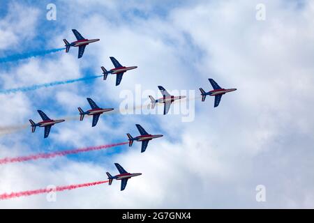 Parigi, Francia - Luglio 14 2021: La pattuglia aerea francese (in francese: Patrouille de France) ha eseguito una manifestazione per celebrare la Bastiglia. Foto Stock