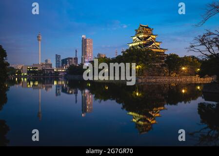 La torre principale e il fossato del Castello di Hiroshima, noto anche come Castello di Carp, a Hiroshima, in Giappone Foto Stock