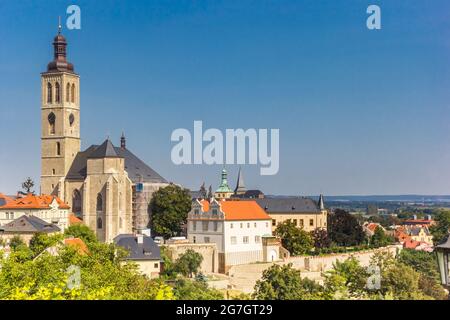 Chiesa di San Giacomo nello skyline della città storica Kutna Hora, Repubblica Ceca Foto Stock