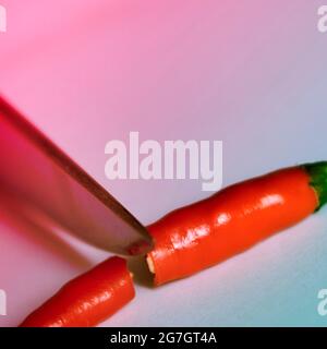 Chili (spec. Capsicum ), tagliando un peperoncino, affilato Foto Stock