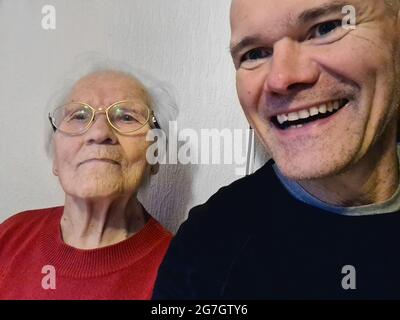 nonna orgogliosa con il nipote adulto Foto Stock