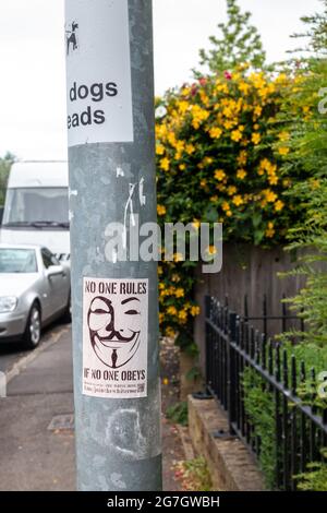 Un adesivo prodotto dal gruppo Covid Denial White Rose mostra un'immagine della maschera Guy Fawkes e le parole 'Nessuno regola se nessuno obbedisce'. Foto Stock