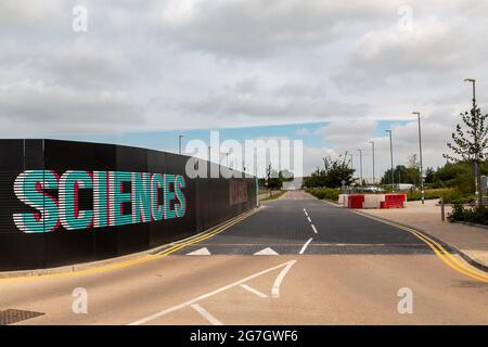 La parola Scienze è stata dipinta su una grande recinzione nera. Cambridge, Regno Unito Foto Stock