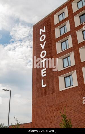 L'indicazione sul lato del Cambridge North Novotel. Foto Stock