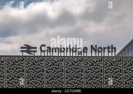 L'indicazione in cima alla stazione ferroviaria di Cambridge North. Cambridge, Regno Unito. Foto Stock