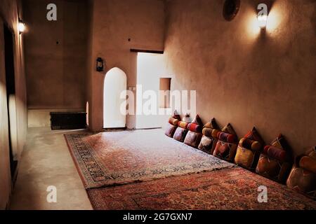Area soggiorno all'interno del forte di Nizwa, Nizwa, Sultanato dell'Oman Foto Stock