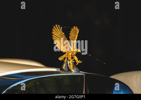 Kharkov, Ukaine - 9 luglio 2021: Emblema del logo di un'auto classica d'epoca di Lanchester con closeup di uccelli Foto Stock