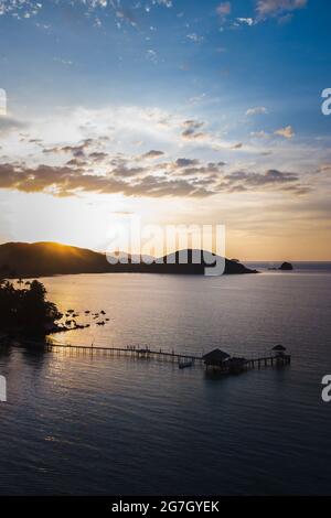 Un lungo molo che si estende nell'oceano Foto Stock