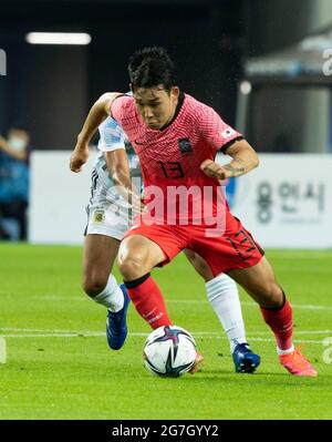 13 luglio 2021 - Yongin, Corea del Sud : il giocatore sudcoreano Song min-Kyu, dribble per la palla durante la partita di calcio maschile di Tokyo 2020 tra la Corea del Sud e l'Argentina allo Stadio Yongin Mireu di Yongin, provincia di Gyeonggi, Corea del Sud, il 13 luglio 2021. Corea del Sud-Argentina punteggio 2-2. (Foto di Lee Young-ho/Sipa USA) Foto Stock