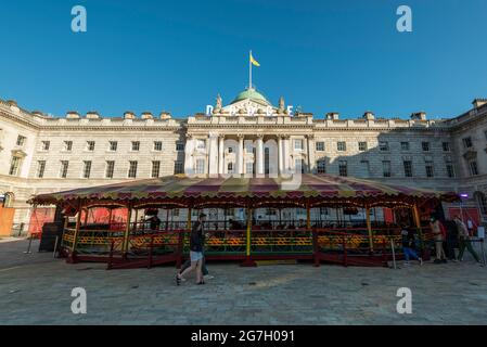 Londra, Regno Unito. 13 luglio 2021. Una vista generale all'evento di anteprima per DODGE, un'attrazione di dimensioni complete per auto a doggem che è stata allestita nel cortile della Somerset House per l'estate. Il giro e i vicini baccelli di cibo e bevande socialmente distanziati sono aperti al pubblico dal 15 luglio al 22 agosto. Credit: Stephen Chung / Alamy Live News Foto Stock