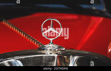 Kharkov, Ukaine - 9 luglio 2021: Vecchia Mercedes classica auto e primo piano logo, foto emblema di lusso Foto Stock