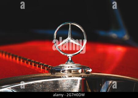 Kharkov, Ukaine - 9 luglio 2021: Vecchia auto retrò Mercedes-Benz e il logo closeup Foto Stock