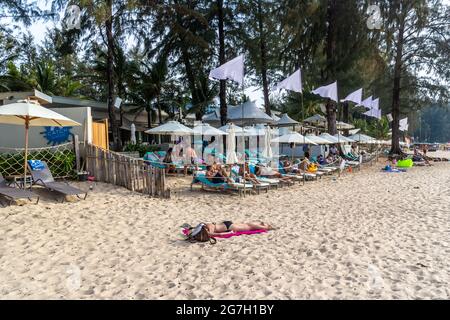 Phuket Thailandia - 8 febbraio 2021: I turisti che prendono il sole nel Catch Beach Club sulla spiaggia di Bang Tao . Foto Stock