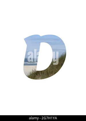 Lettera D dell'alfabeto fatto con un paesaggio con spiaggia, mare, cielo blu e dune, isolato su uno sfondo bianco Foto Stock