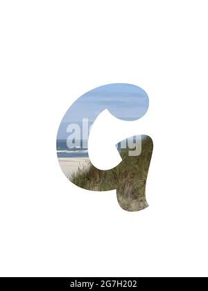 Lettera G dell'alfabeto fatto con un paesaggio con spiaggia, mare, cielo blu e dune, isolato su uno sfondo bianco Foto Stock
