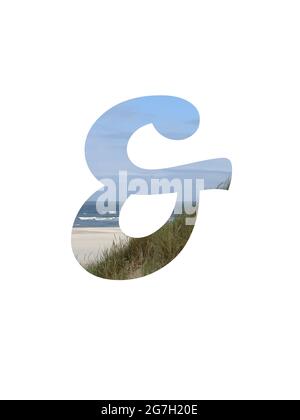 E segno dell'alfabeto fatto con un paesaggio con spiaggia, mare, cielo blu e dune, isolato su uno sfondo bianco Foto Stock