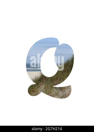 Lettera Q dell'alfabeto fatto con un paesaggio con spiaggia, mare, cielo blu e dune, isolato su uno sfondo bianco Foto Stock