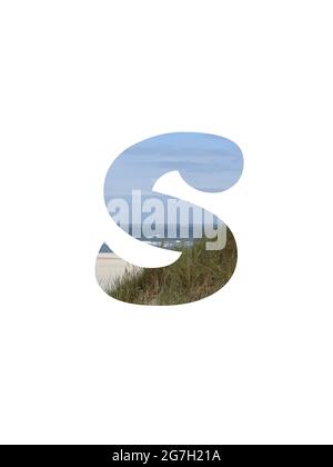 Lettera S dell'alfabeto fatto con un paesaggio con spiaggia, mare, cielo blu e dune, isolato su uno sfondo bianco Foto Stock