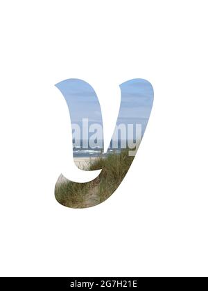 Lettera Y dell'alfabeto fatto con un paesaggio con spiaggia, mare, cielo blu e dune, isolato su uno sfondo bianco Foto Stock