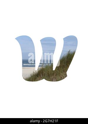 Lettera W dell'alfabeto fatto con un paesaggio con spiaggia, mare, cielo blu e dune, isolato su uno sfondo bianco Foto Stock