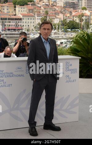 12 luglio 2021, CANNES, Francia: CANNES, FRANCIA - 12 LUGLIO: Tim Roth partecipa alla fotocellula ''Isola Bergman'' durante il 74a Festival annuale del Cinema di Cannes il 12 luglio 2021 a Cannes, Francia. (Immagine di credito: © Frederick InjimbertZUMA Wire) Foto Stock