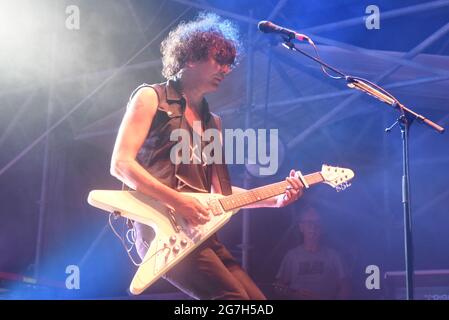 Bologna, Italia. 13 luglio 2021. Andrea Appino durante The Zen Circus, Concerto a Bologna, Italia, 13 luglio 2021 Credit: Independent Photo Agency/Alamy Live News Foto Stock