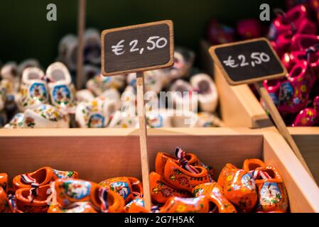 Alkmaar, Paesi Bassi. Giugno 2021. Zoccoli in miniatura. Souvenir tipico dell'Olanda. Foto Stock