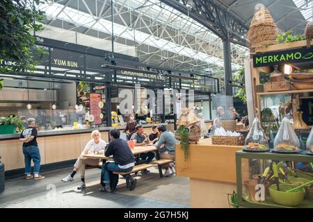 Londra - Luglio 2021: Bancarelle di cibo all'interno del mercato di Spitalfields. Un mercato popolare con cibo, bar, arte e artigianato Foto Stock