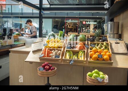 Londra - Luglio 2021: Frutta fresca in mostra presso lo stand Smoothie all'interno del mercato interno di Spitalfields a East London. Foto Stock