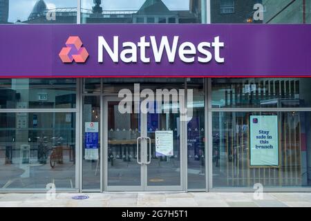 Londra - Luglio 2021: Sede centrale di NatWest a Bishopsgate, City of London. Una banca commerciale e al dettaglio britannica Foto Stock