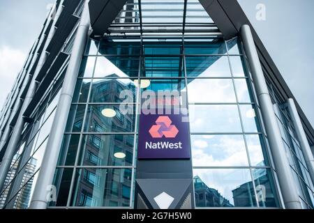 Londra - Luglio 2021: Sede centrale di NatWest a Bishopsgate, City of London. Una banca commerciale e al dettaglio britannica Foto Stock