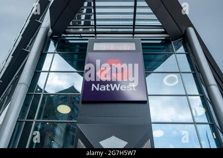 Londra - Luglio 2021: Sede centrale di NatWest a Bishopsgate, City of London. Una banca commerciale e al dettaglio britannica Foto Stock