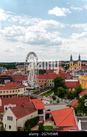 Parte di Eger citty con ruota panoramica. Splendida città storica in Ungheria. Ci sono vecchie chiese, università, un museo fortres rovin e molto altro Foto Stock