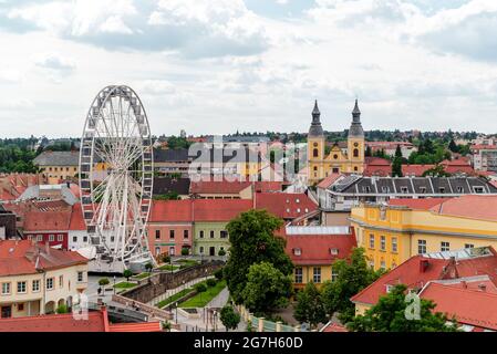 Parte di Eger citty con ruota panoramica. Splendida città storica in Ungheria. Ci sono vecchie chiese, università, un museo fortres rovin e molto altro Foto Stock