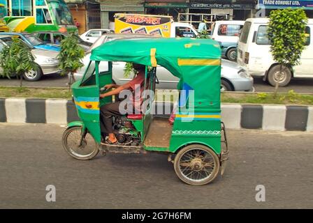 Dhaka, Bangladesh - 17 settembre 2009: Tradizionale taxi motorizzato in risciò chiamato Tuk-Tuk, utilizzato per il trasporto da persone e merci Foto Stock