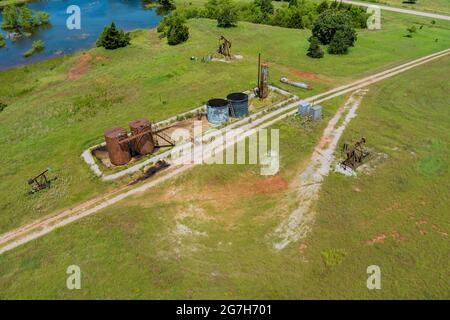 Pompa dell'olio su un'ampia prateria aperta in Oklahoma USA un martinetto a pompa del pozzo dell'olio che pompa Foto Stock