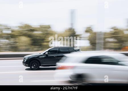 Ucraina, Kiev - 27 giugno 2021: Nera altra macchina che si muove per strada. Editoriale Foto Stock