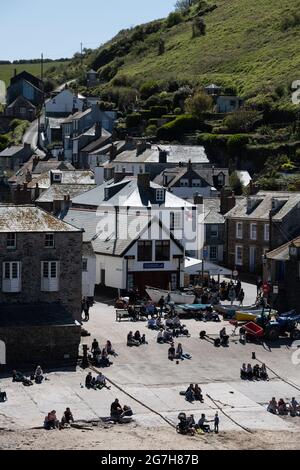 Port Isaac, Cornovaglia, Regno Unito. 25 aprile 2021. Le folle si affollano a Port Isaac in Cornovaglia per godersi il sole del pomeriggio. Foto Stock