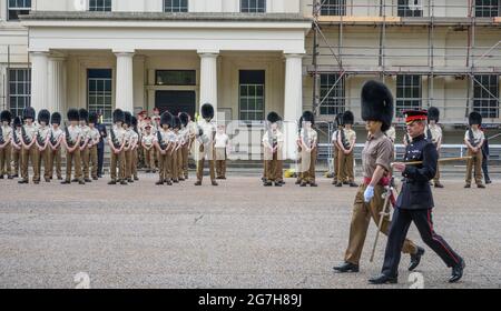 Wellington Barracks, Londra, Regno Unito. 14 luglio 2021. Grenadier Guards, che si sfila sul campo della parata a Wellington Barracks in una giornata calda. In primo piano una Società Sergente-maggiore, Warrant Officer Classe 2 in vestito blu No. 1, a sua destra un Capitano in No.13 Barrack vestito, Grenadier Guards. Credit: Malcolm Park/Alamy Live News. Foto Stock