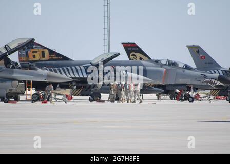 Esercitazione sull'aquila anatolica tenuta alla 3° base principale di Jet a Konya. Gli aerei in attesa sul grembiule hanno fatto i voli durante la giornata. Foto Stock