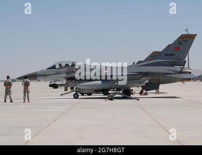 Esercitazione sull'aquila anatolica tenuta alla 3° base principale di Jet a Konya. Gli aerei in attesa sul grembiule hanno fatto i voli durante la giornata. Foto Stock