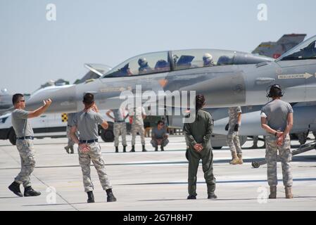 Esercitazione sull'aquila anatolica tenuta alla 3° base principale di Jet a Konya. Gli aerei in attesa sul grembiule hanno fatto i voli durante la giornata. Foto Stock